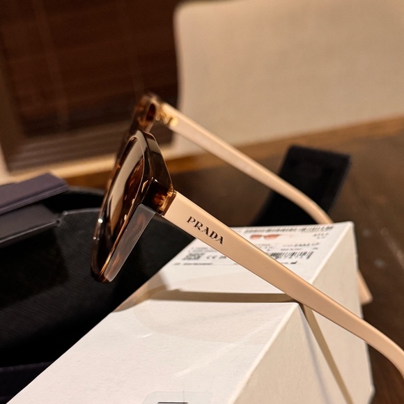 Prada PR 22ZS Sunglasses - Picture 4 of 10